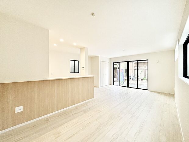 【リビングダイニング】大きな窓からたっぷりの陽光と風を感じられるリビング