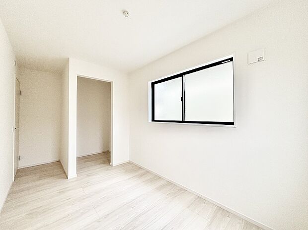 【寝室】収納が充実しているので居住スペースを広々使えます