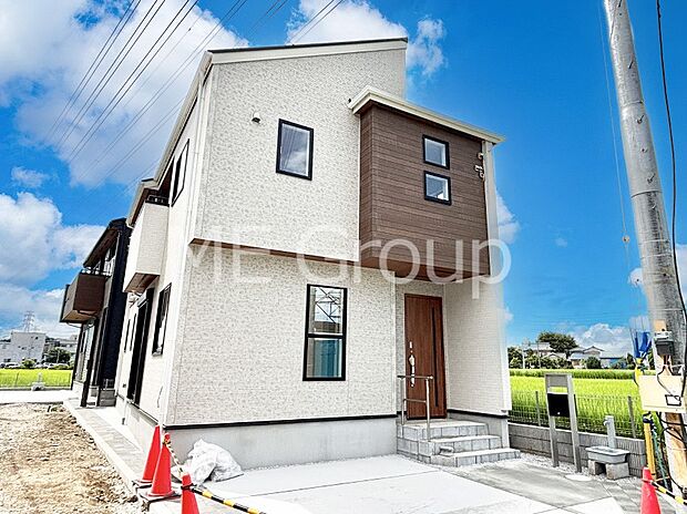 【現地外観写真】洗練された外観、上質な住空間が広がる室内は永く安心して過ごせる住居です。 