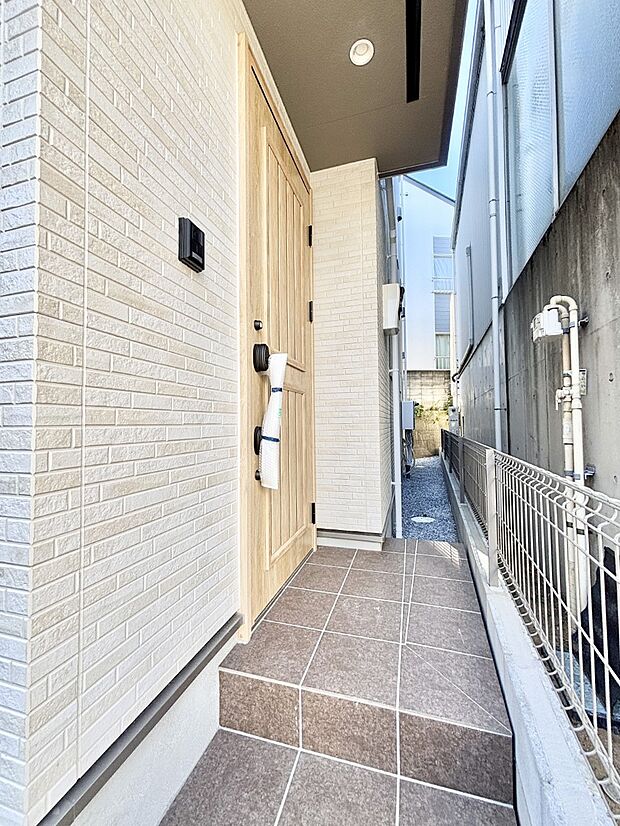 【玄関】住まいの顔を演出する、玄関ドア。 