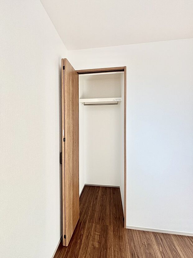 【収納】洋室のクローゼット。奥行きがあるので厚手の衣類もすっきり収まります。