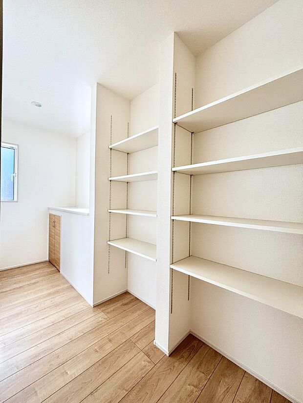 【収納】可動棚付きのパントリーで食品や日用品のストックもスッキリ見やすく収納できます！