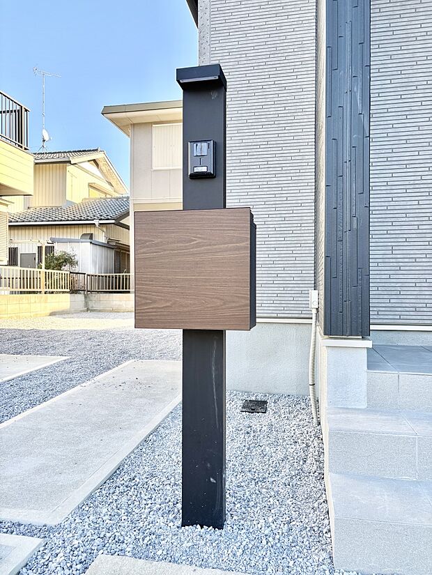 【その他現地】表札・インターホン・ポストをひとつに集約。エントランスになじむシンプルデザイン。