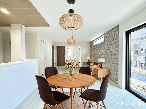 【リビング】落ち着いた雰囲気のＬＤＫは家族みんなの快適空間　※家具はCGです  