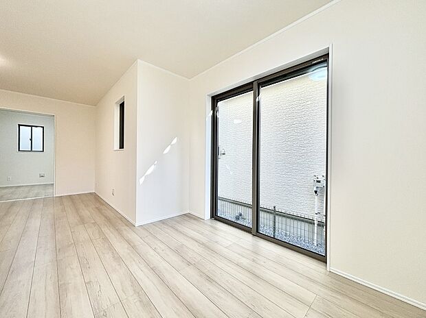 【ダイニング】日当たりの良いリビング。お気に入りのグリーンを飾れば更に心地よさがアップ！