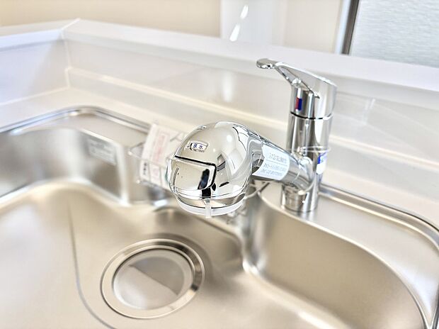 【その他設備(浄水器)】いつでも清潔なおいしいお水を。一つの水栓で水道水と浄水を使い分け。