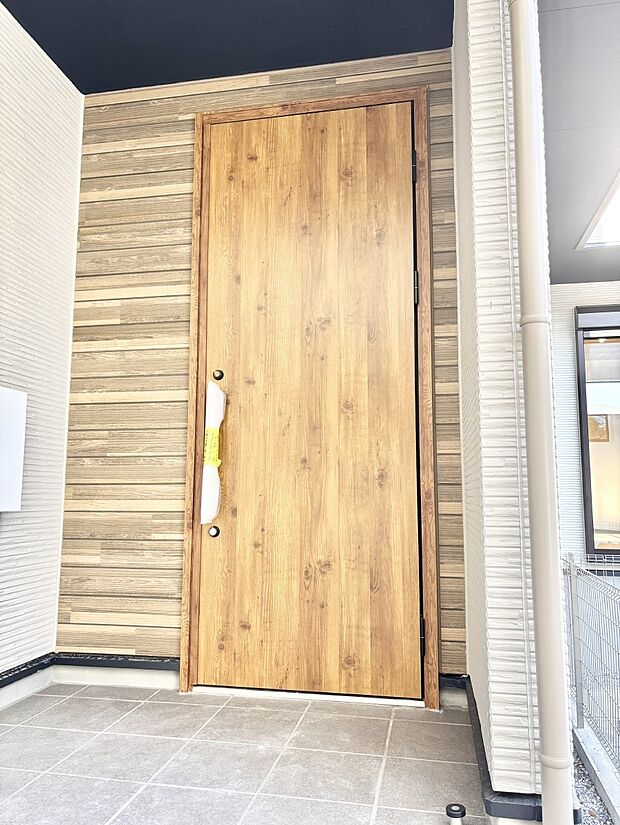 【玄関】住まいの顔を演出する、玄関ドア。