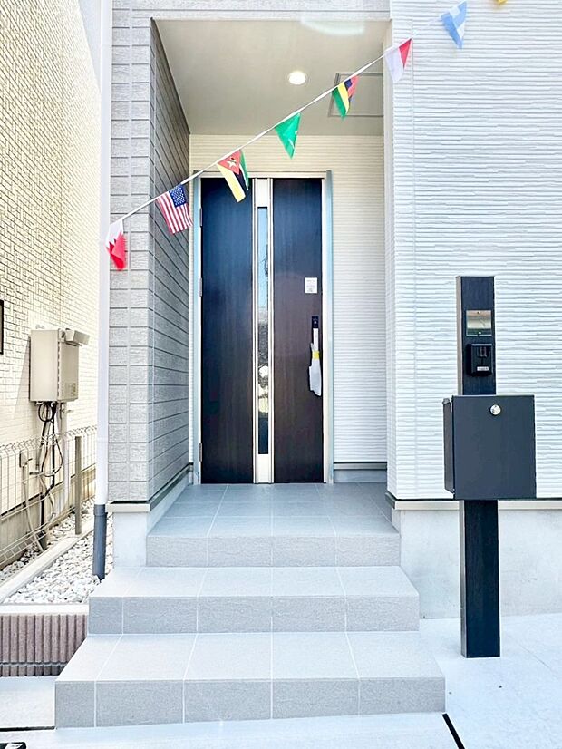 【玄関】大切な家族、来客を出迎える玄関。