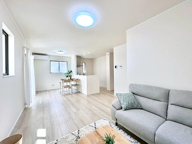 【リビング】日当たりのいいリビングでゆったりとしたティータイムを! お気に入りのグリーンを飾れば更に心地よさがアップ!