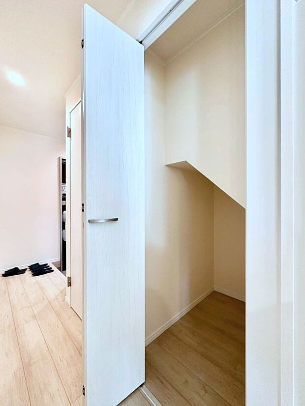 【その他設備(廊下収納)】廊下収納。掃除道具や季節の小物を収納することができます。