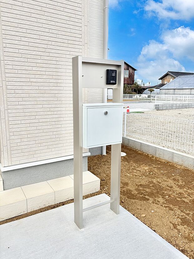 【その他現地】シンプルデザインのポスト。