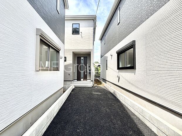 【現地外観写真】たっぷりの陽光と心地よい風が舞い込む住まい 