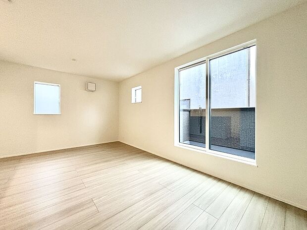 【リビングダイニング】大きな窓からたっぷりの陽光と風を感じられるリビング