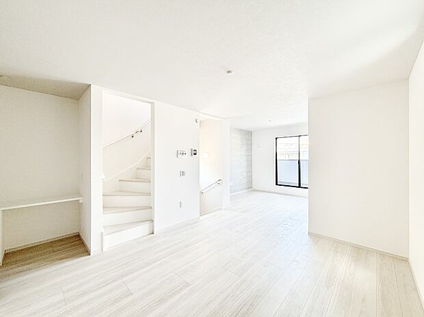 【リビングダイニング】明るい陽光が注ぎ、寛ぎの雰囲気に満たされるリビング・ダイニング。 