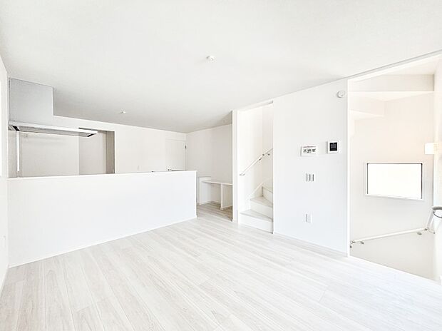 【ダイニング】明るい陽光が注ぎ、寛ぎの雰囲気に満たされるダイニング。   