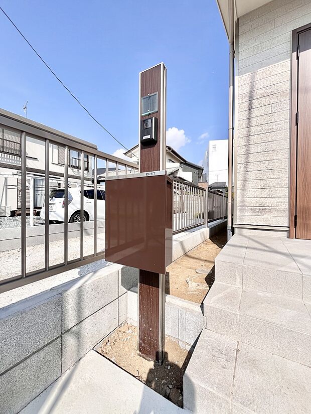 【その他現地】表札・インターホン・ポストをひとつに集約。エントランスになじむシンプルデザイン。