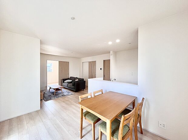 【ダイニング】食事スペースとくつろぎスペースを使い分けしやすいプランニング。