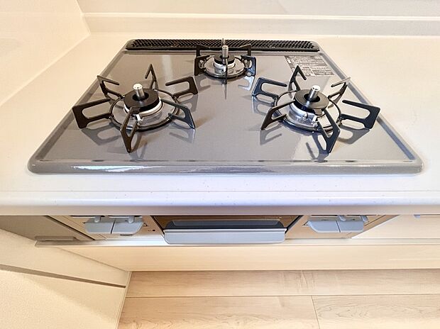 【その他設備(Siセンサーコンロ)】ガスコンロはSiセンサー搭載。火力調節や焦げ付き・消し忘れも防いでくれます。