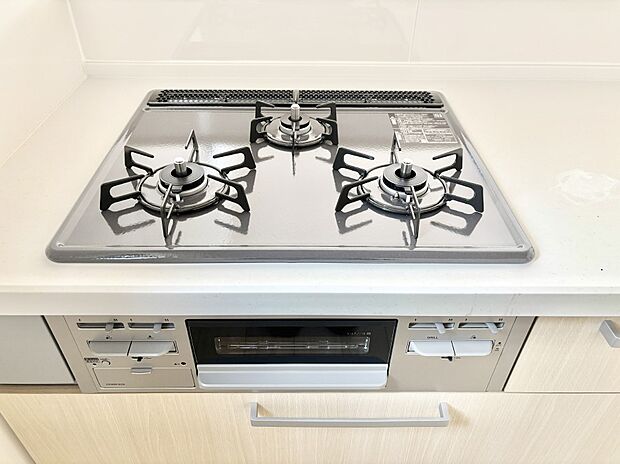 【その他設備(Ｓｉセンサーコンロ)】ガスコンロはＳｉセンサー搭載。火力調節や焦げ付き・消し忘れも防いでくれます。