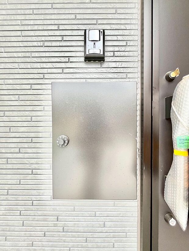 【その他現地】シンプルデザインのポスト。