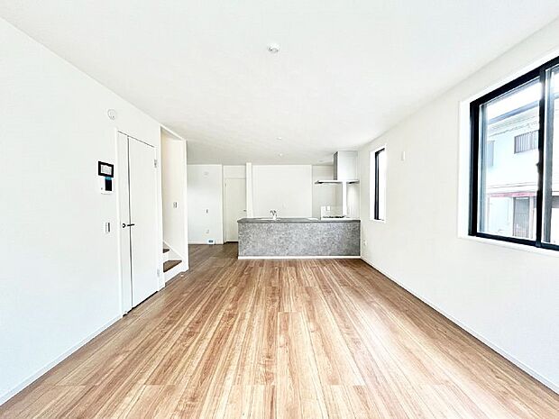 【リビングダイニング】明るい陽光が注ぎ、寛ぎの雰囲気に満たされるリビング・ダイニング   