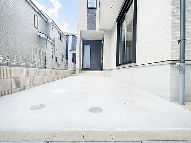 【駐車場】目の前が駐車場だと、雨の日も、大量にお買い物をした時も便利ですよね