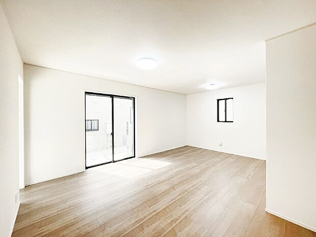 【リビングダイニング】自然光が取り込まれ、家族団らんの場所を明るく演出