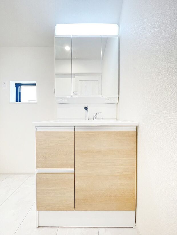 【洗面台・洗面所】スタイリングに便利な三面鏡、ミラーキャビネットで細かい物スッキリ