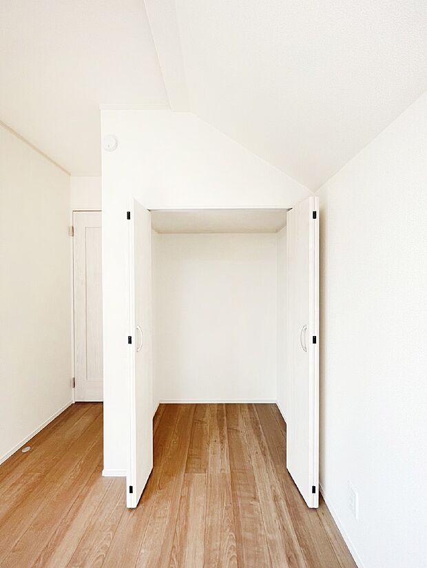 【収納】洋室のクローゼット。奥行きがあるので厚手の衣類もすっきり収まります。