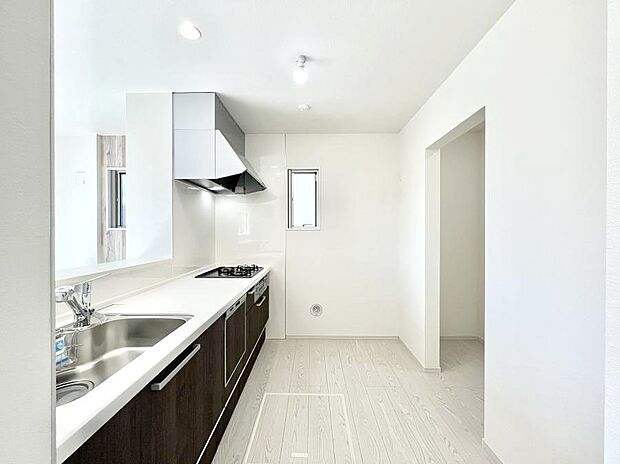 【キッチン】ゆとりあるキッチンではご家族と楽しくお料理ができます。