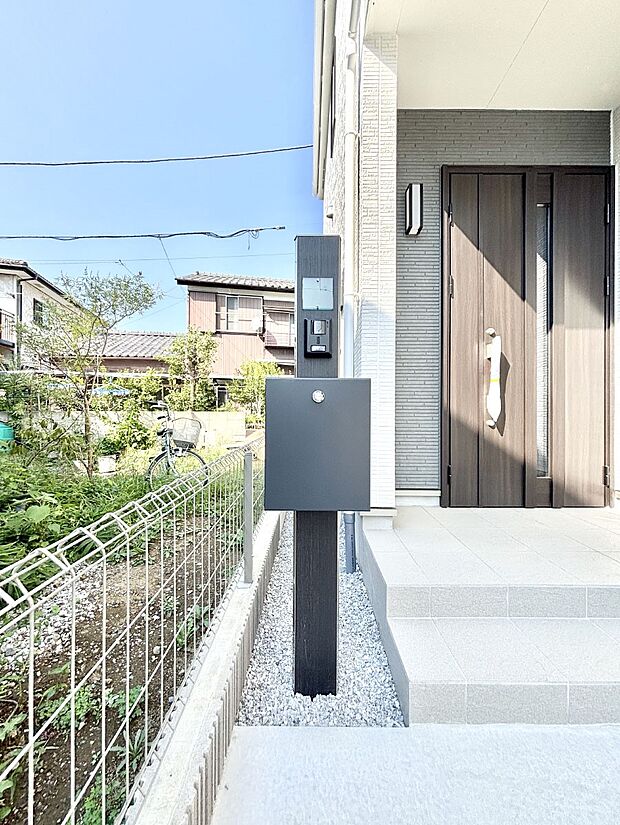 【その他現地】シンプルデザインのポスト。