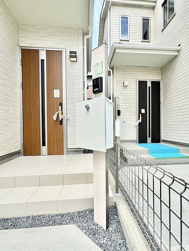 【その他現地】シンプルデザインのポスト。