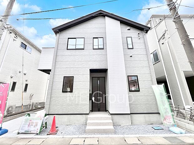 【現地外観写真】洗練された外観、上質な住空間が広がる室内は永く安心して過ごせる住居です。 