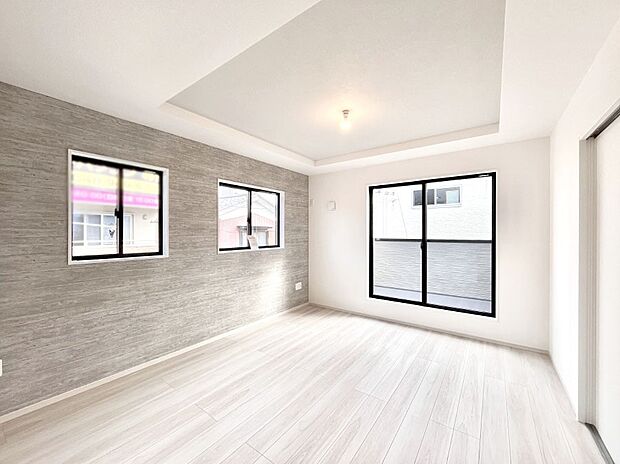 【リビングダイニング】明るい2階リビング！外からの視線をシャットアウトして家族のプライバシーを守ります。