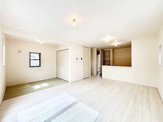 【リビングダイニング】ご家族とのコミュニケーションが深まるリビングイン階段を採用。