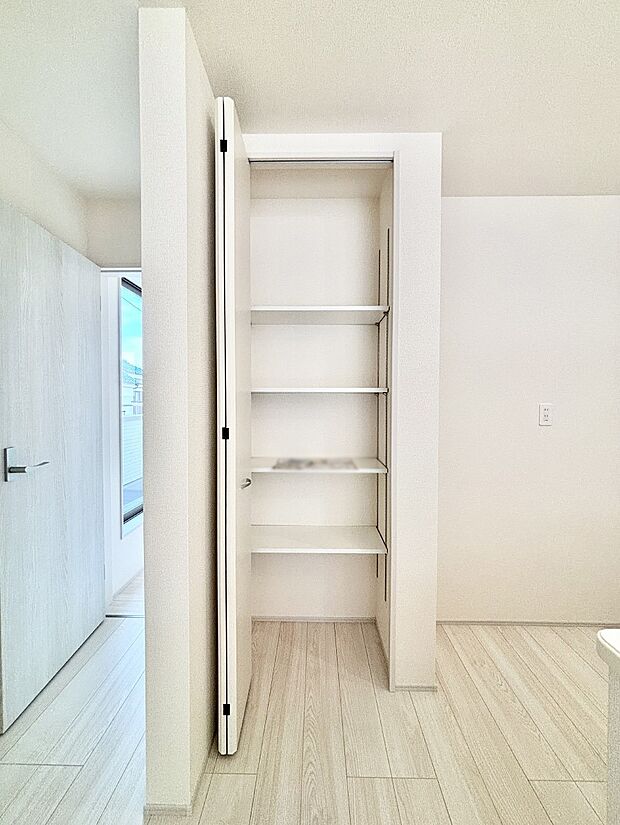 【その他設備(キッチン横収納)】キッチン横の可動棚付き収納はパントリーとしても利用できます。