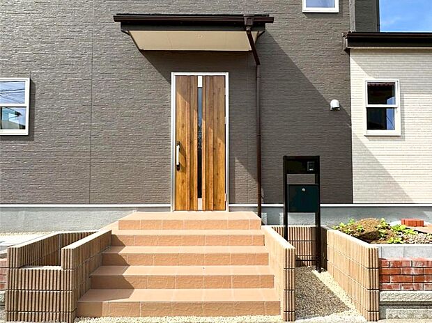 【玄関】シンプルで落ち着いた雰囲気の玄関でご家族やお客様をお出迎え！