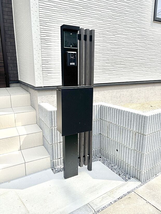 【その他現地】シンプルデザインのポスト。