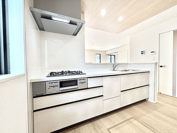 【ダイニングキッチン】料理をしながらでもご家族との会話を楽しめる対面キッチン