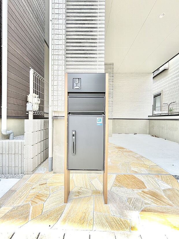 【その他現地】シンプルデザインのポスト。