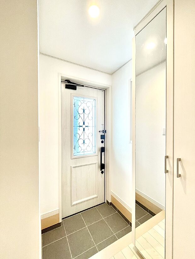 【玄関】明るい玄関はお客様をお出迎えするのにぴったりです！