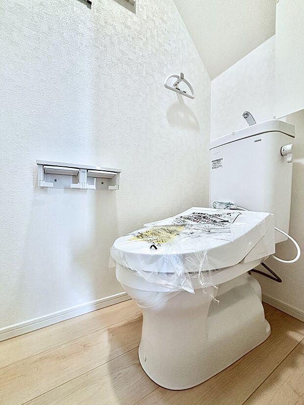 【トイレ】トイレは1階と2階それぞれに配置されていてとても便利です。