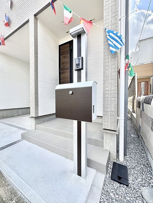 【その他現地】シンプルデザインのポスト。