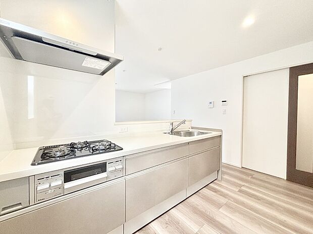 【ダイニングキッチン】ゆとりあるキッチンではご家族と楽しくお料理ができます。