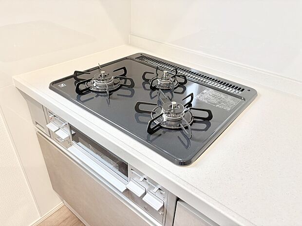 【その他設備(Ｓｉセンサーコンロ)】ガスコンロはＳｉセンサー搭載。火力調節や焦げ付き・消し忘れも防いでくれます。