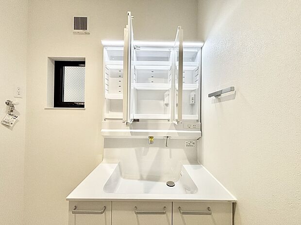 【その他設備(三面鏡裏収納)】三面鏡の裏に、化粧品や衛生用品などを収納可能。洗面台をすっきりと保ちます!