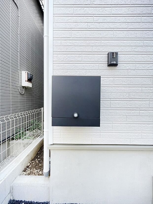 【その他現地】シンプルデザインのポスト。