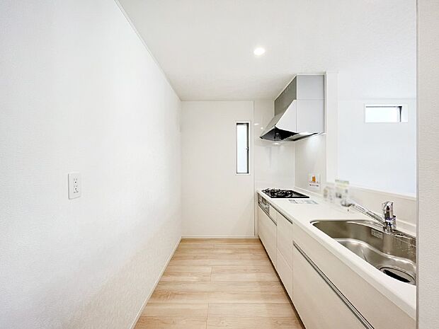 【キッチン】爽やかな風が通り抜けるキッチン。窓があるので明るく換気にも役立ちます。