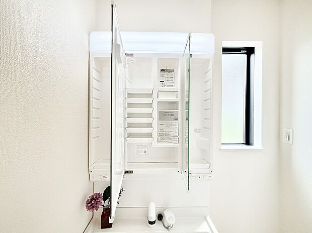 【その他設備(三面鏡裏収納)】三面鏡の裏に、化粧品や衛生用品などを収納可能。洗面台をすっきりと保ちます!