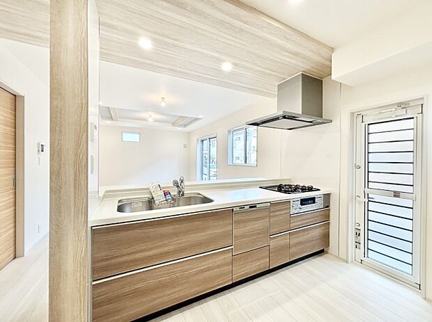 【ダイニングキッチン】リビングで遊ぶお子様を見守りながらお料理ができる対面キッチン。  